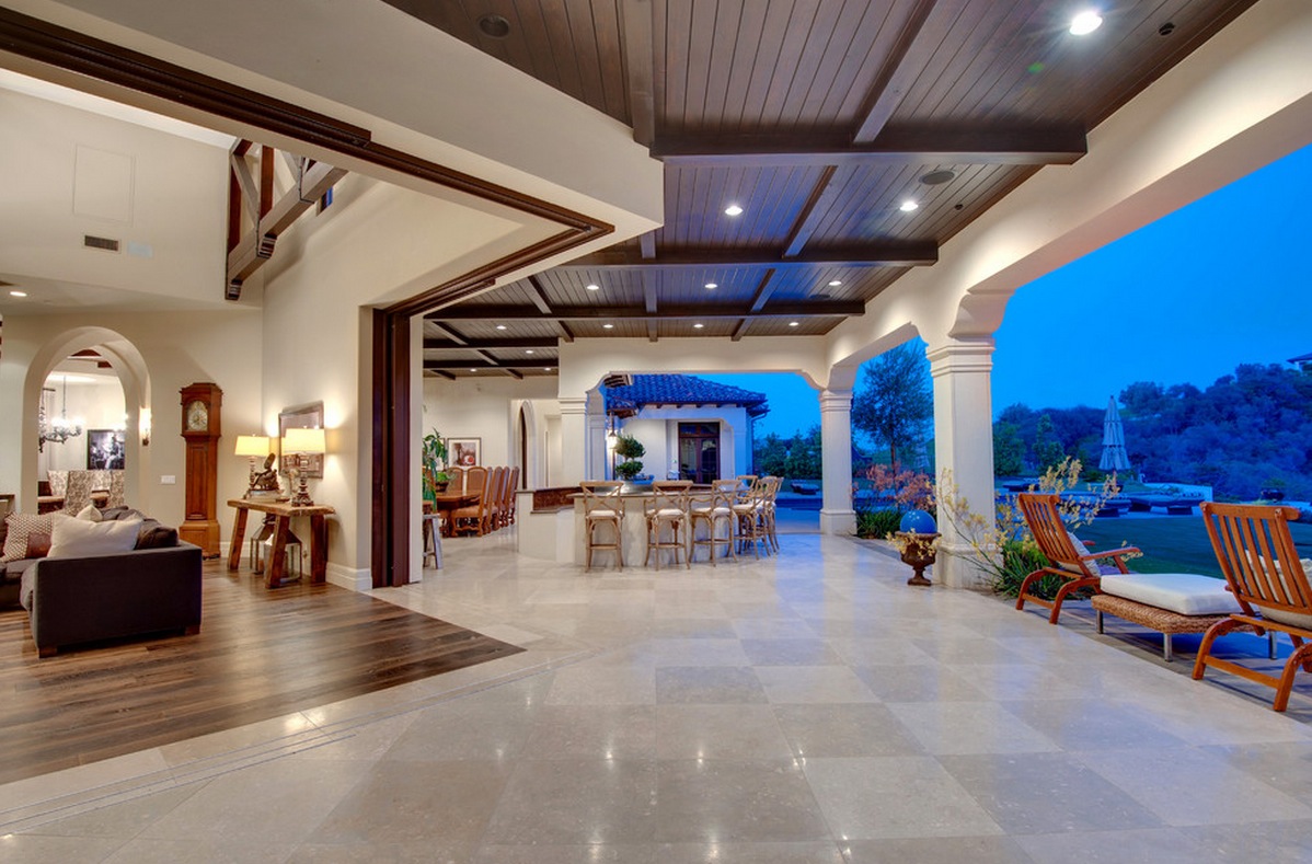 travertine outdoor lanai